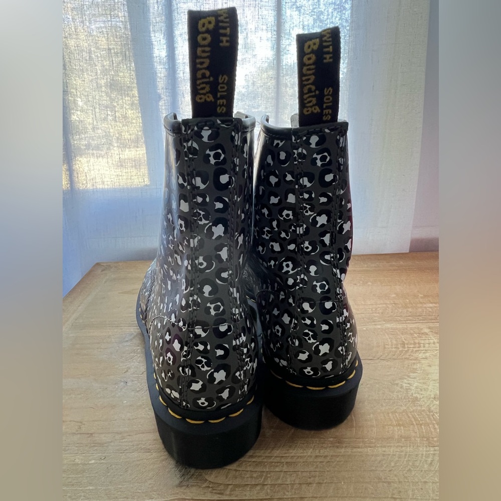 Dr Martens Women's 1460 8 Eye Boot Size 7 In Leopard Print New - Picture 5 of 11